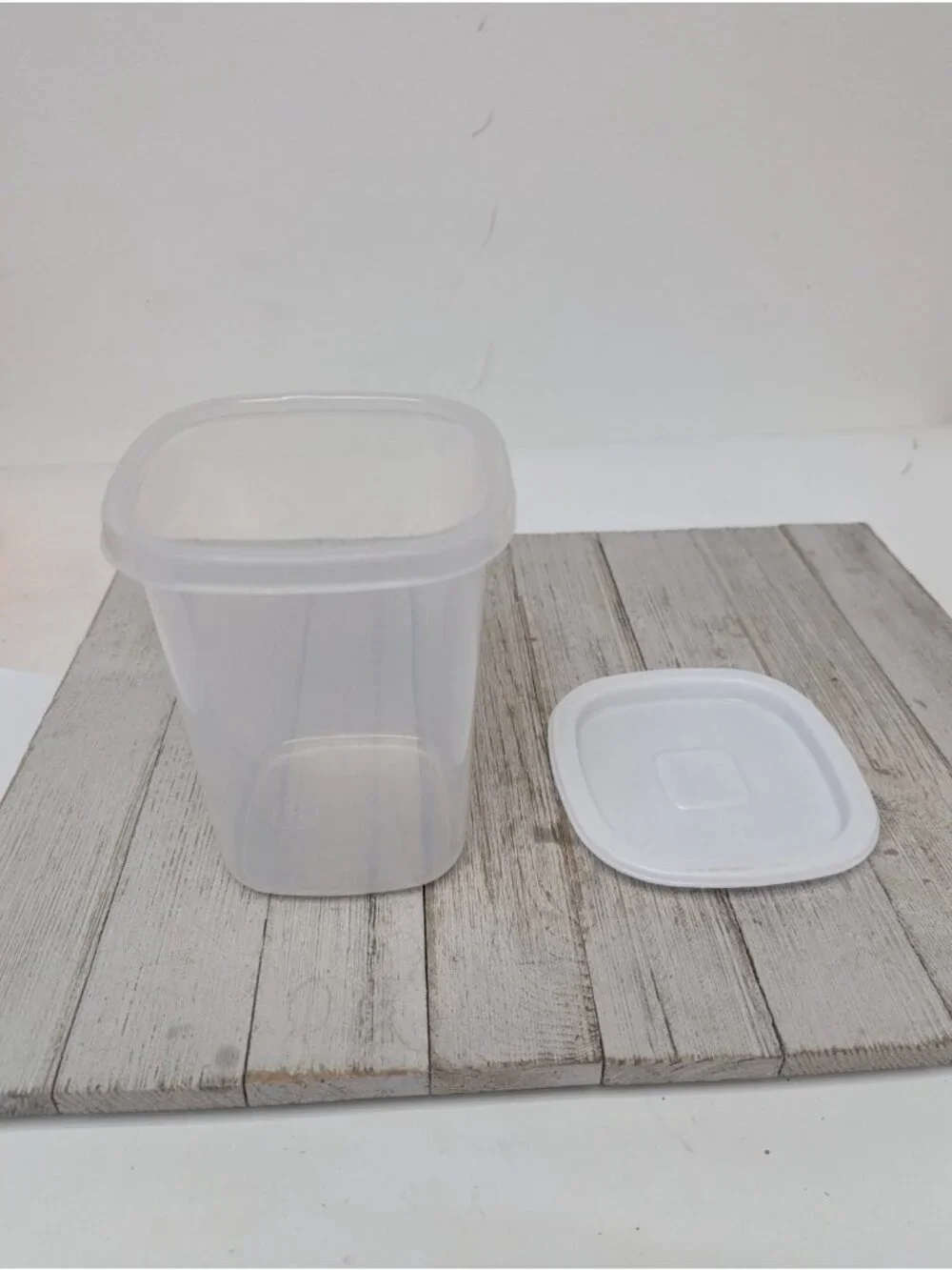 Rubbermaid 1.8 pt Servin Saver #8 Sheer Square Canister Storage White Lid - B